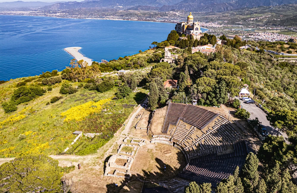 Il teatro di Tindari con il Golfo di Patti e, in lontananza, la lingua sabbiosa di Marinello — Antonino Capizzi / WDS Photo & Video