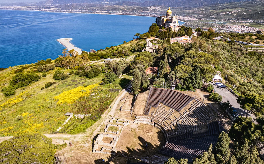 Il teatro di Tindari con il Golfo di Patti e, in lontananza, la lingua sabbiosa di Marinello — Antonino Capizzi / WDS Photo & Video