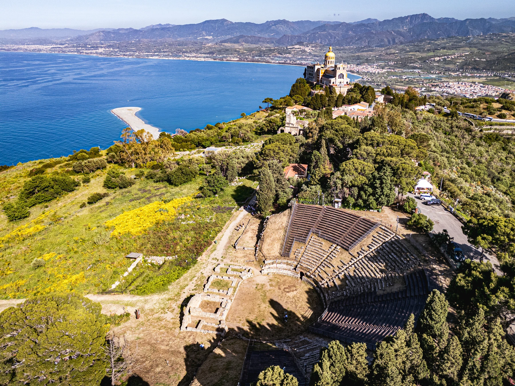 Il teatro di Tindari con il Golfo di Patti e, in lontananza, la lingua sabbiosa di Marinello — Antonino Capizzi / WDS Photo & Video