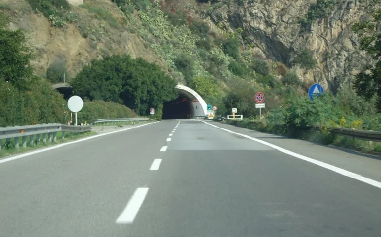 Autostrade, Regione finanzia con 13,3 milioni interventi su A18 e A20. Schifani e Aricò: «Risposta concreta a esigenze di sicurezza»