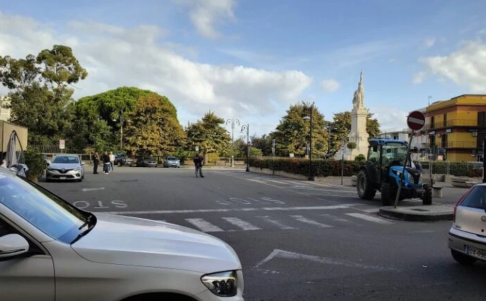 Patti: sit in di protesta con i mezzi agricoli in piazza Marconi