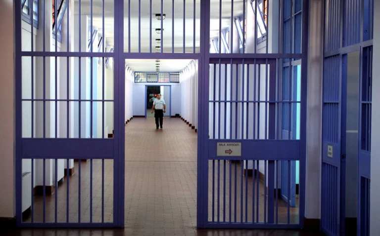 Trapani, evade dal carcere all’alba: detenuto catturato dopo tre ore mentre sta per salire su un autobus